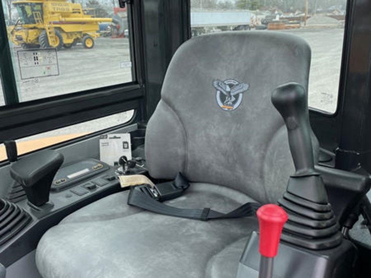 2024-case-cx30c-image-25