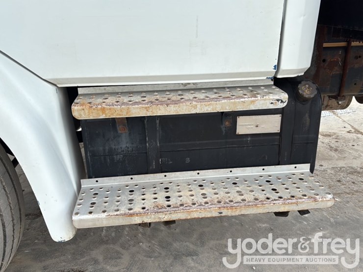 2002-freightliner-fl70-image-24