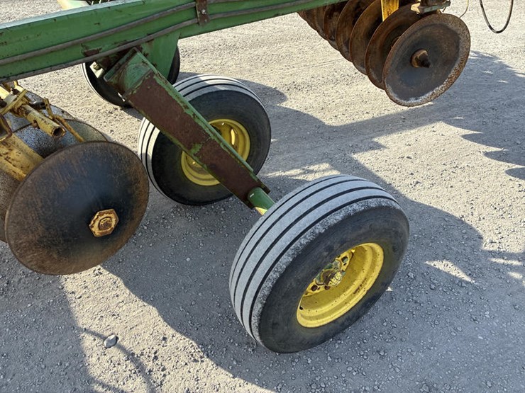 john-deere-220-image-13