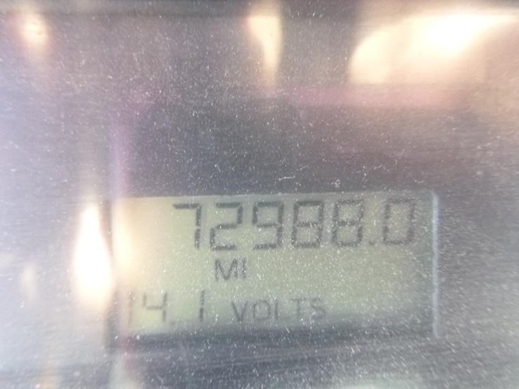 2004-freightliner-fl70-image-25