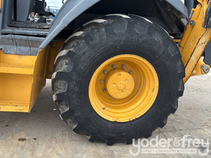 2020-deere-310l-image-12