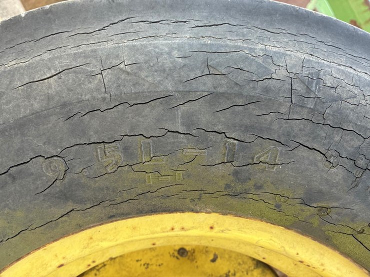 john-deere-220-image-15