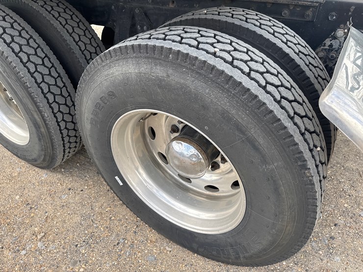 1996-peterbilt-379-image-8