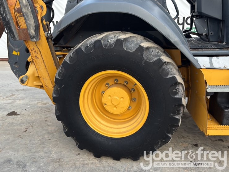 2019-deere-310l-image-16