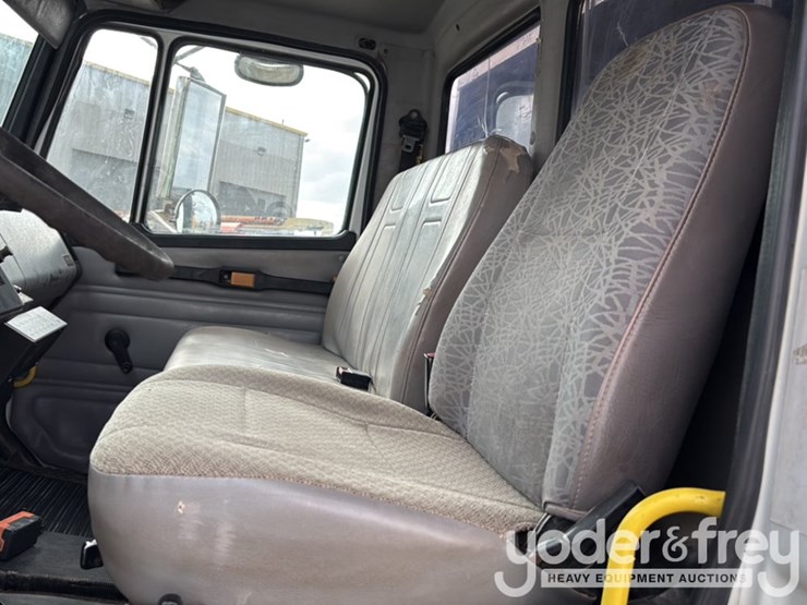 2002-freightliner-fl70-image-45