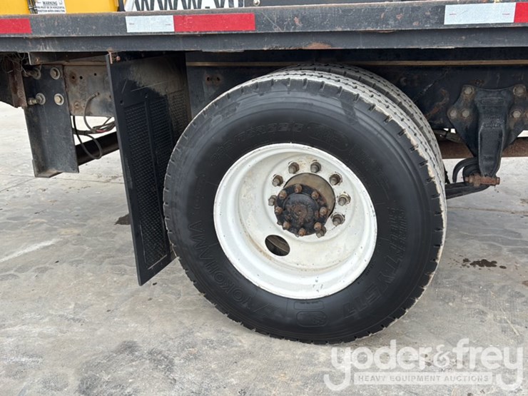 2002-freightliner-fl70-image-16