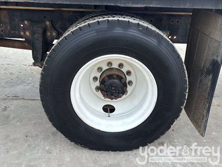 2002-freightliner-fl70-image-12