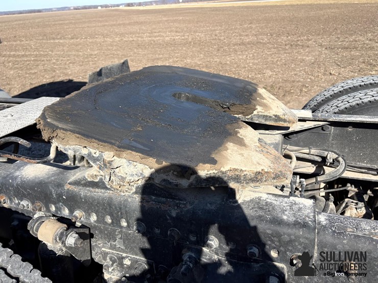 2004-freightliner-columbia-120-t/a-day-cab-truck-tractor-image-9