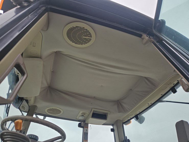 2016-john-deere-6120m-image-11