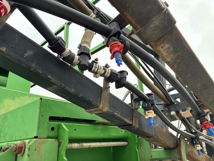 2000-john-deere-6700-image-32