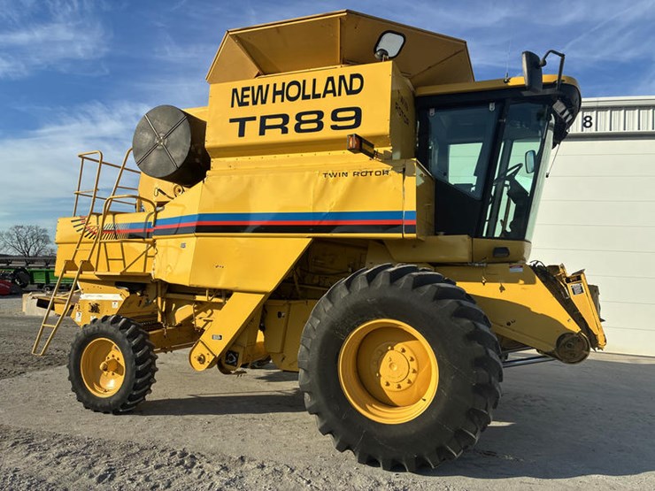 new-holland-tr89-image-1