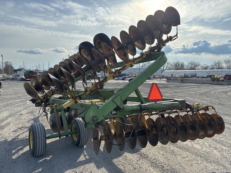 john-deere-220-image-18