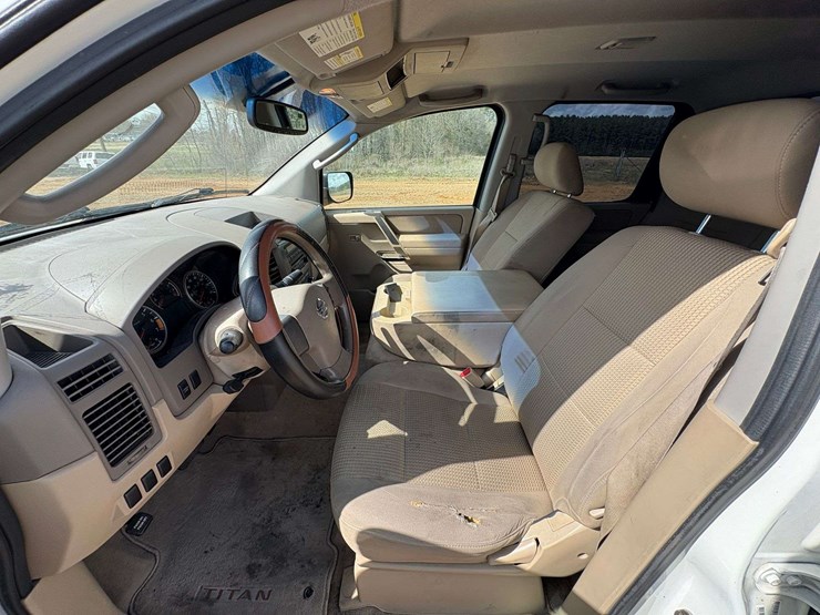 2010-nissan-titan-se-image-13