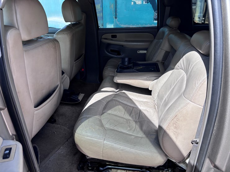 2002-chevrolet-suburban-image-4