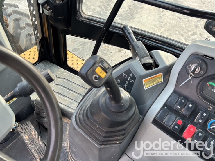 2016-caterpillar-420f2-it-image-54