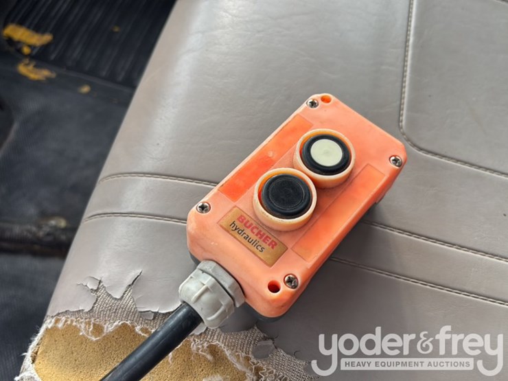 2002-freightliner-fl70-image-50