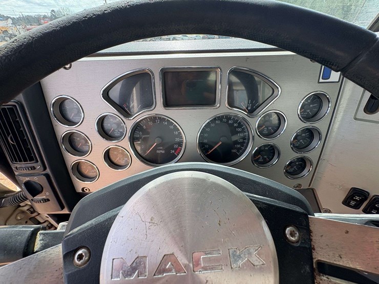 2013-mack-ch613-image-18