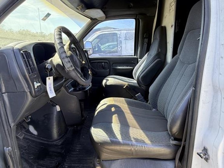 2002-chevrolet-3500-image-15