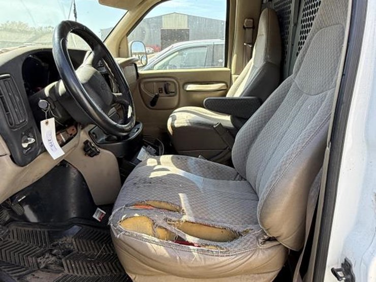 2001-chevrolet-express-3500-image-17