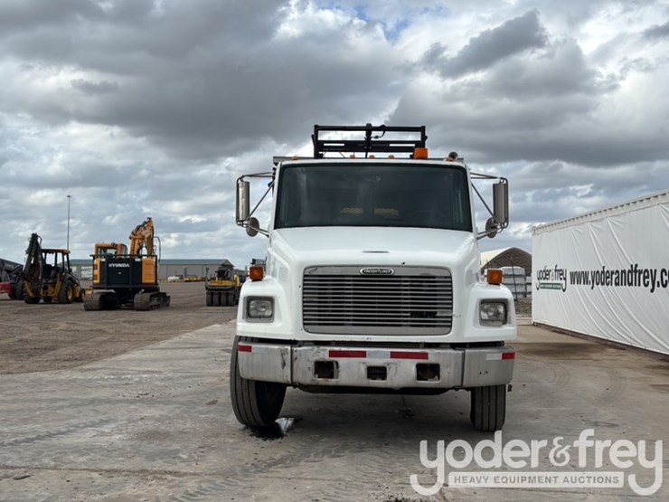 2002-freightliner-fl70-image-8