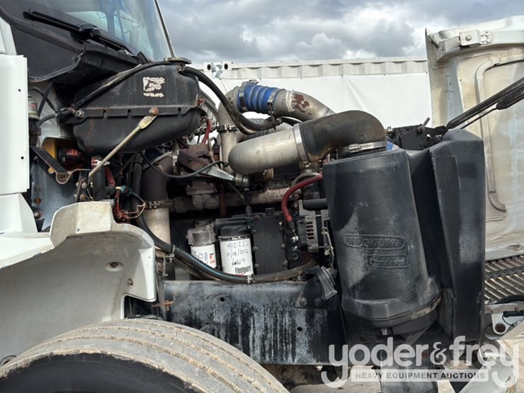 2002-freightliner-fl70-image-40