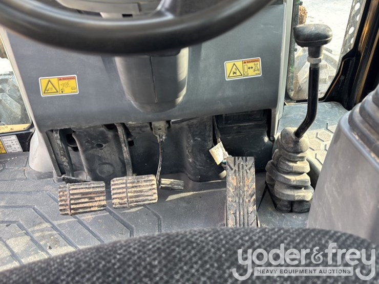 2016-caterpillar-420f2-it-image-59