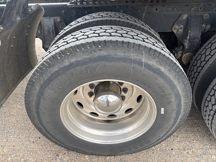 1996-peterbilt-379-image-2