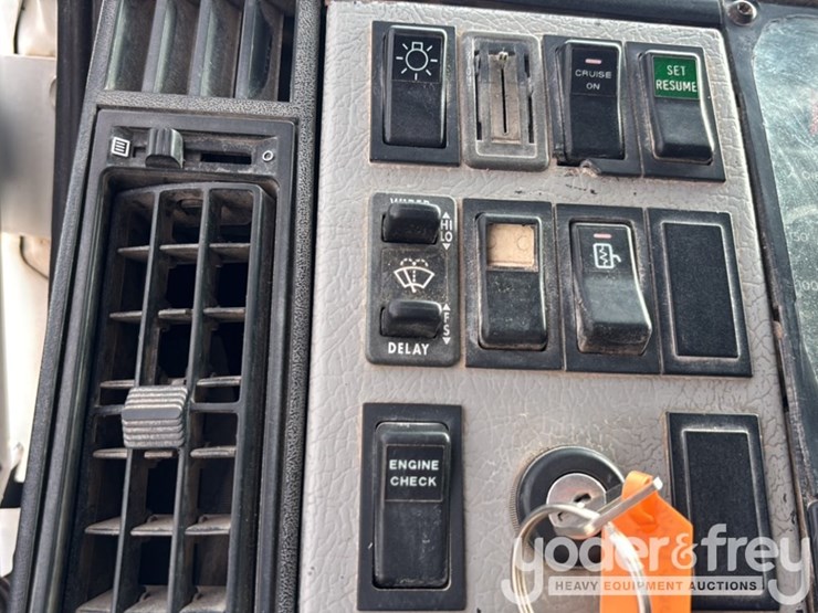 2002-freightliner-fl70-image-53