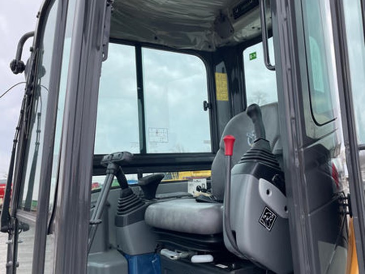 2024-case-cx30c-image-23