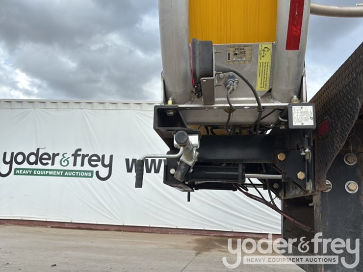 2002-freightliner-fl70-image-29