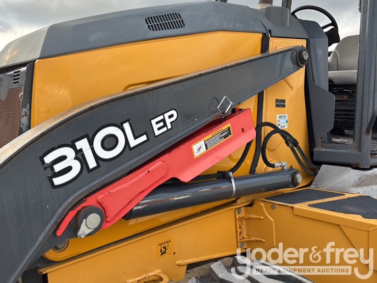 2019-deere-310l-image-23