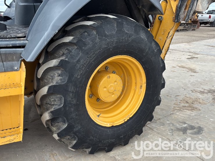 2020-deere-310l-image-11