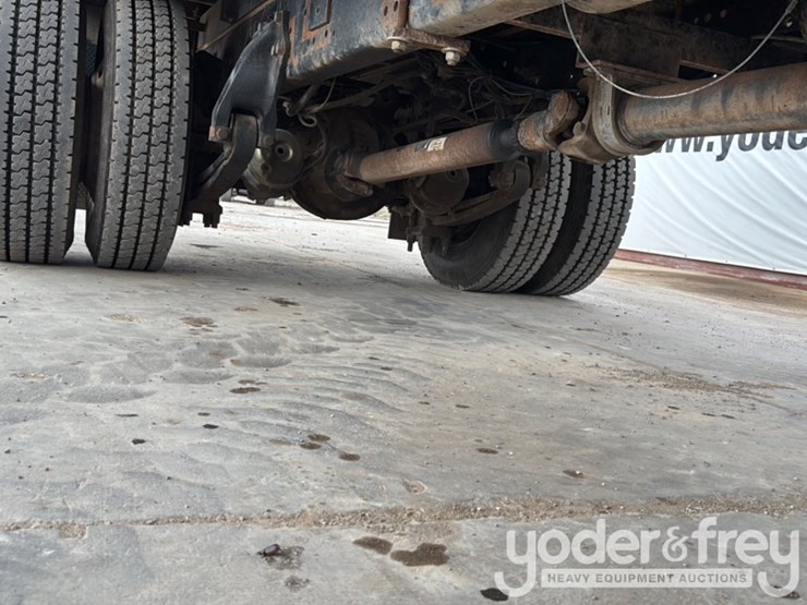 2002-freightliner-fl70-image-23