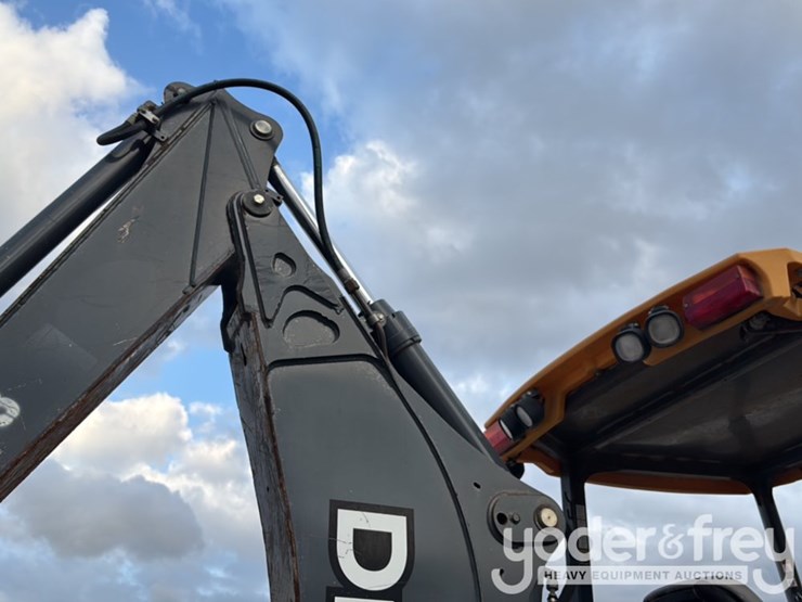 2019-deere-310l-image-30