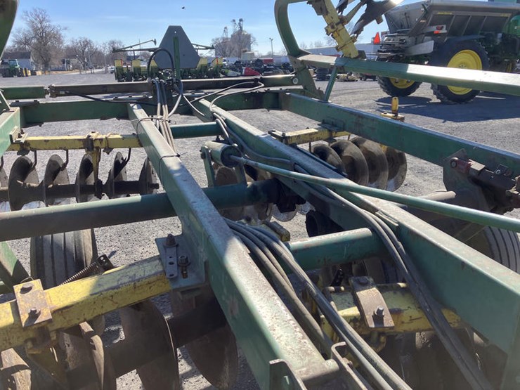 john-deere-230-image-10