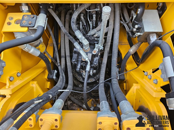 2018-jcb-220x-lc-image-12