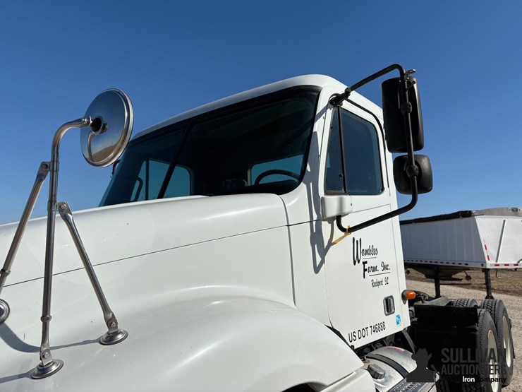 2004-freightliner-columbia-120-t/a-day-cab-truck-tractor-image-16
