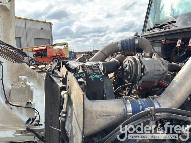 2002-freightliner-fl70-image-38