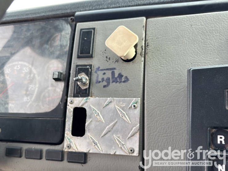 2002-freightliner-fl70-image-51