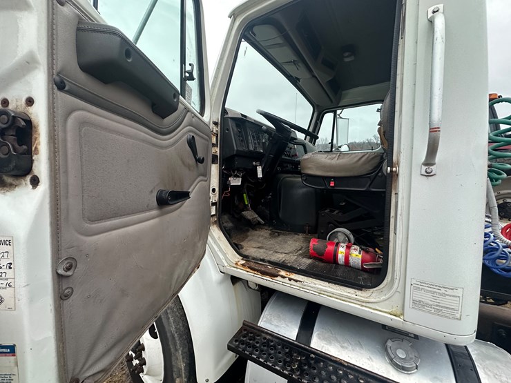 2002-international-8100-image-12