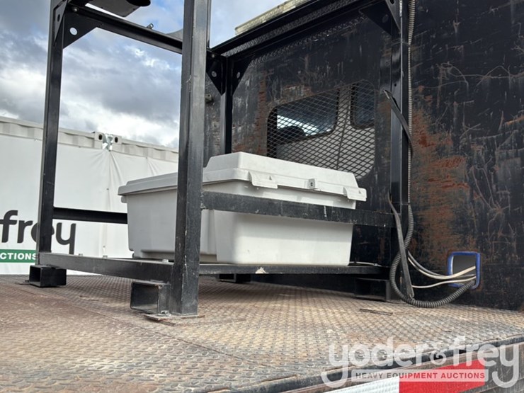 2002-freightliner-fl70-image-32