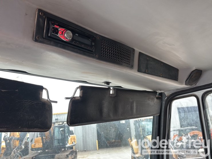 2002-freightliner-fl70-image-47