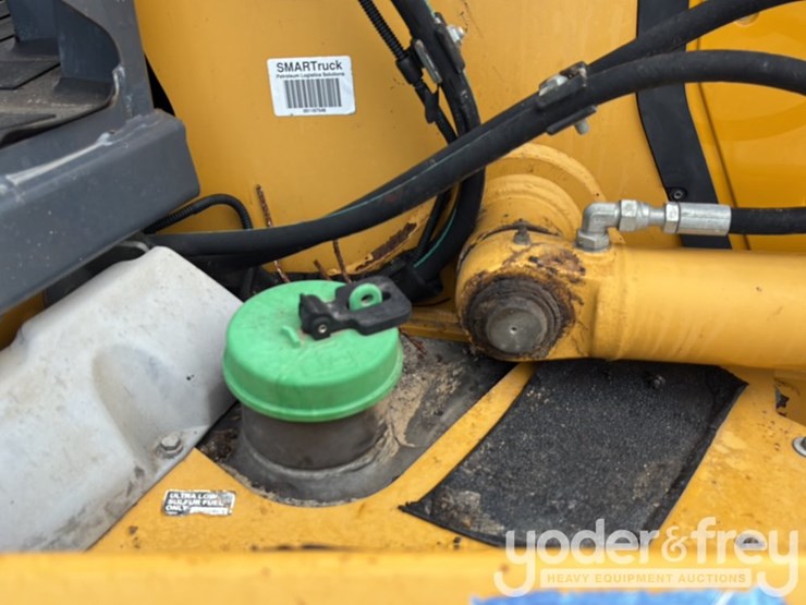 2018-deere-310l-image-32