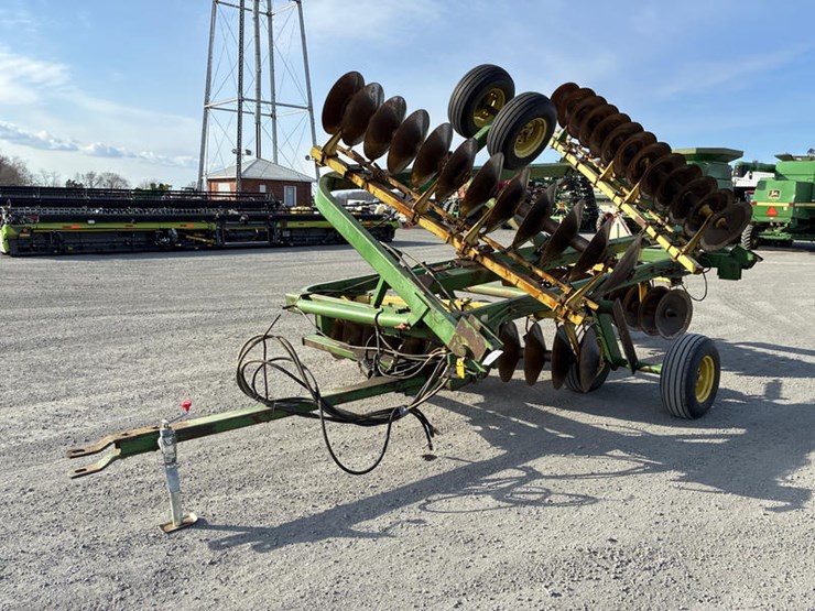 john-deere-220-image-1