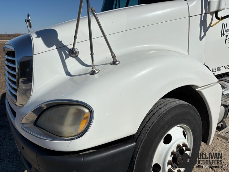 2004-freightliner-columbia-120-t/a-day-cab-truck-tractor-image-13