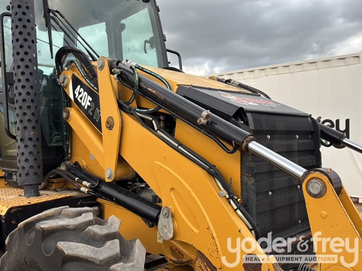2016-caterpillar-420f2-it-image-25