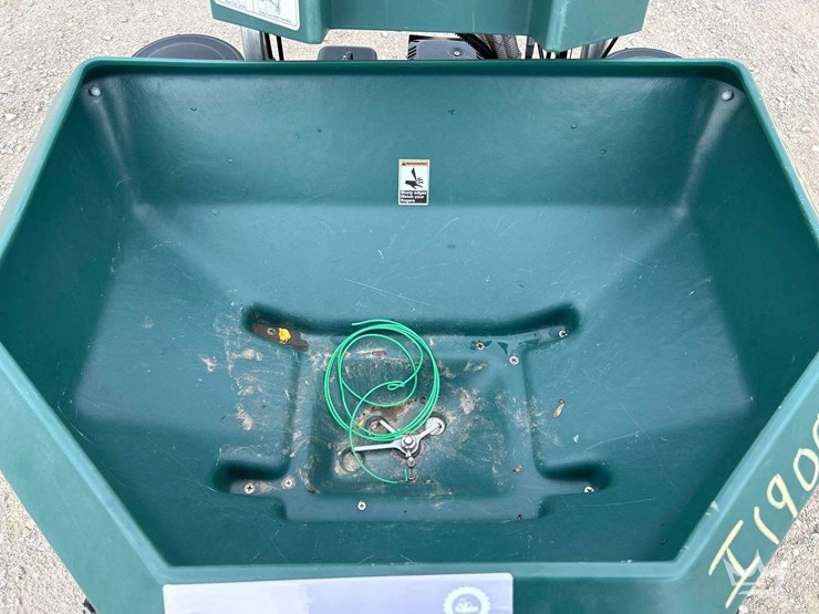 2021-permagreen-ride-on-speader-sprayer-image-11