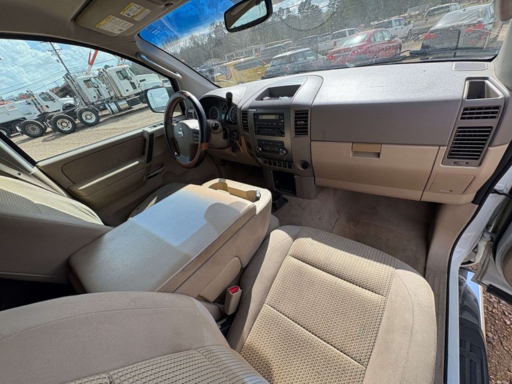 2010-nissan-titan-se-image-23