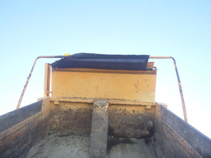 2004-freightliner-fl70-image-12