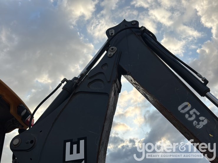 2019-deere-310l-image-32